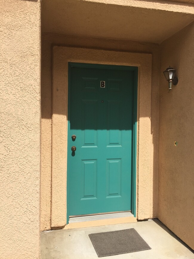 Building Photo - Cute & Private End Unit 3+2.5 Light & Brig...