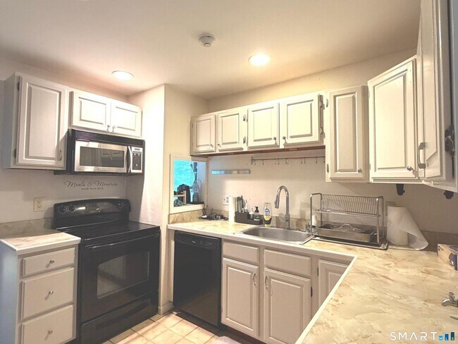 Building Photo - 6 Ledgewood Dr