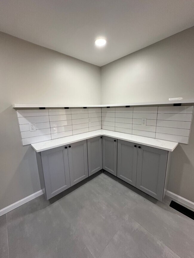 Building Photo - 4 bedroom 2.5 bath single family in Burlin...