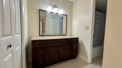 Building Photo - 16210 Laurel Dr