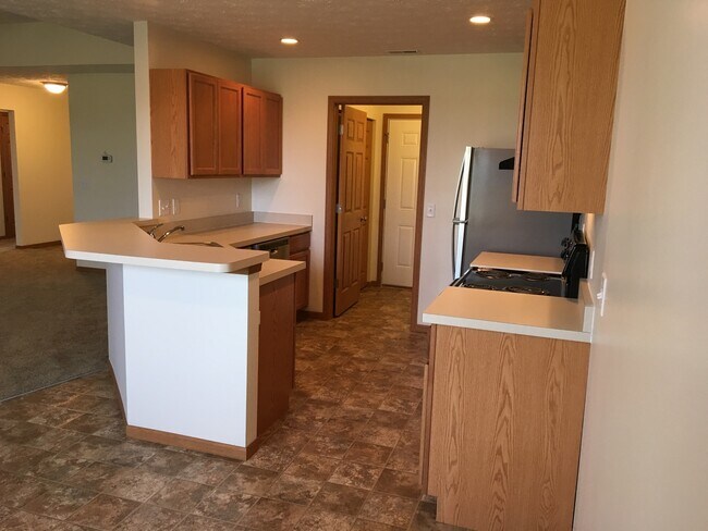 Building Photo - Laurel Creek Apts, 2225/2227 Shamrock Ln
