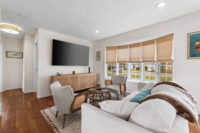 Building Photo - 7 Whiting Rd