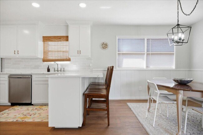 Building Photo - Charming one-of-a-kind 4 Bedroom Home