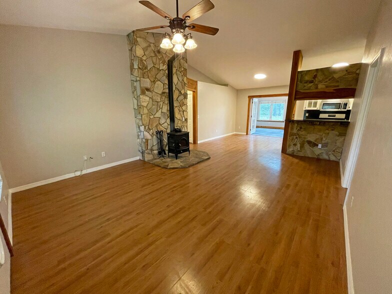 Building Photo - 417 SW Barney St