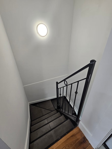 Building Photo - 195 Herzl St