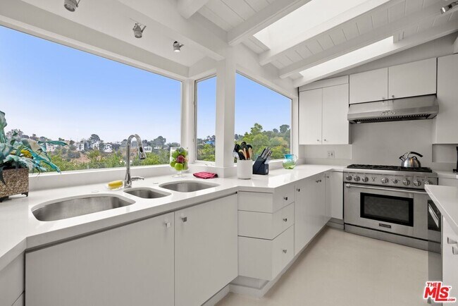 Building Photo - 3210 Coldwater Canyon Ln