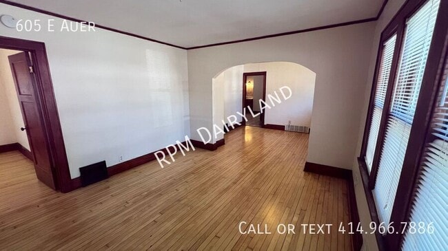 Building Photo - 605 E Auer-