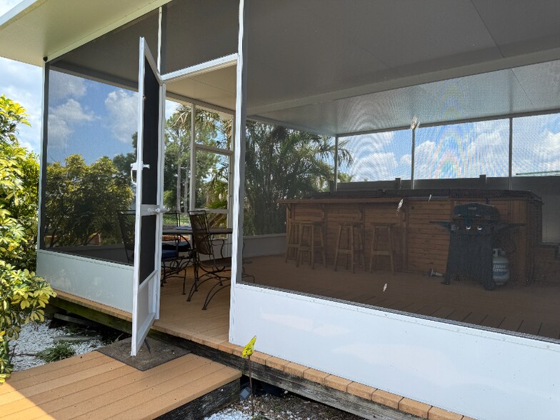 Building Photo - 8771 Bay Pointe Dr