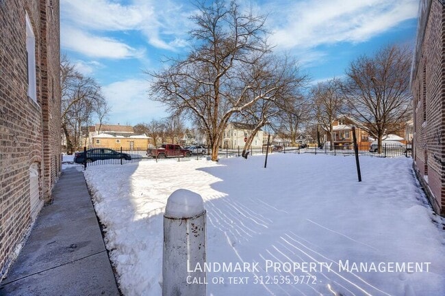 Building Photo - 1843 W 54th St