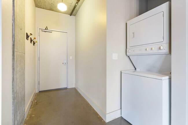 Building Photo - Old Town Lofts - South Facing Studio w/par...