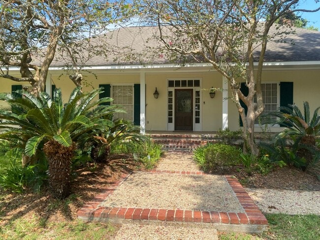 Primary Photo - Huge and Nice 6 Bedroom House