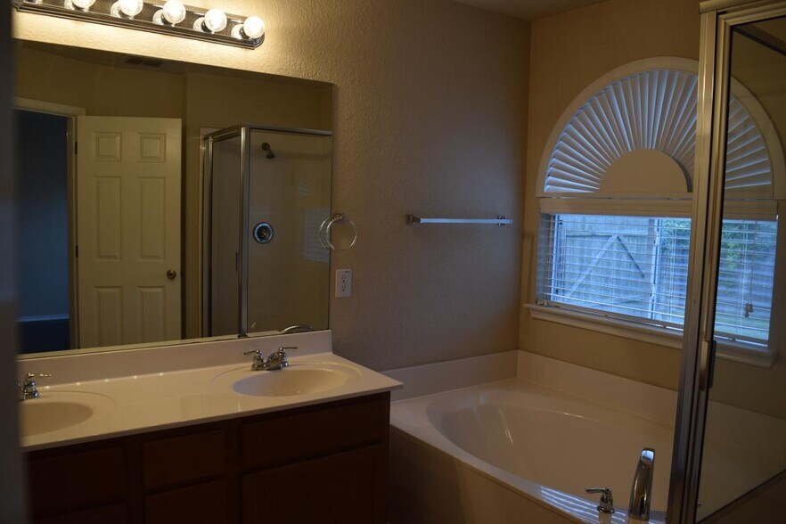 Building Photo - 333 Diana Dr