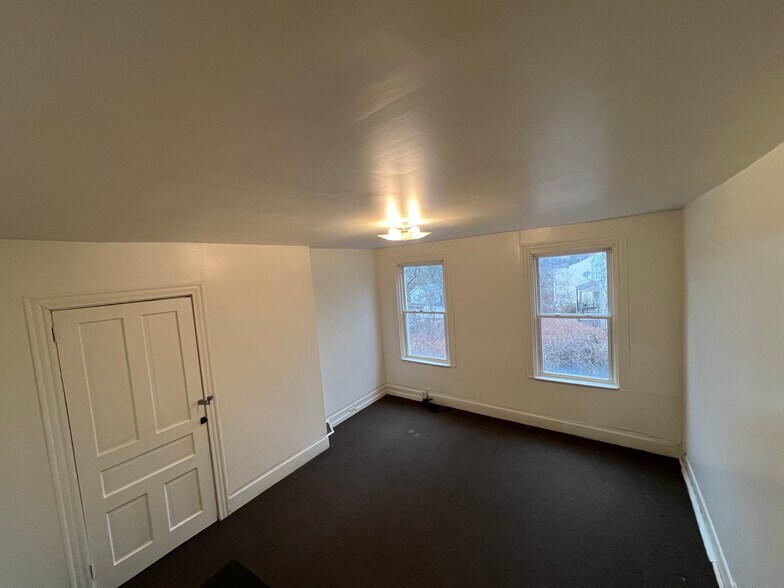 Large Bedroom 1 - 6 Davis Row
