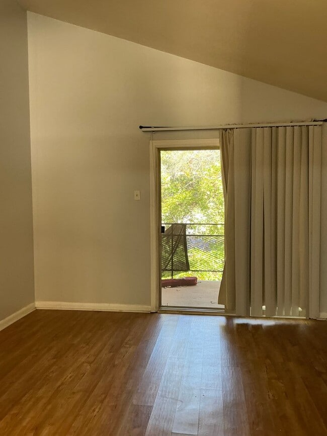 Building Photo - 1BR/1 BA + Bonus Room and balcony in Stadi...