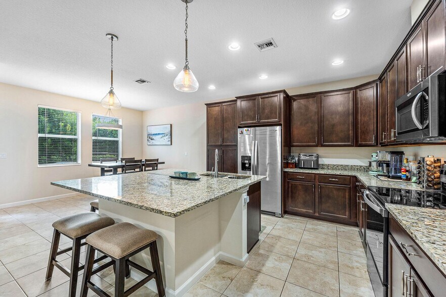 Building Photo - 16280 Oakview Dr