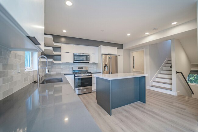 Building Photo - 2115 Holly Dr