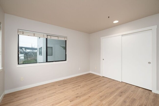 Building Photo - Modern Waterfront Living at The McCormick Pier! Call TODAY to schedule a tour! 503-664-4101