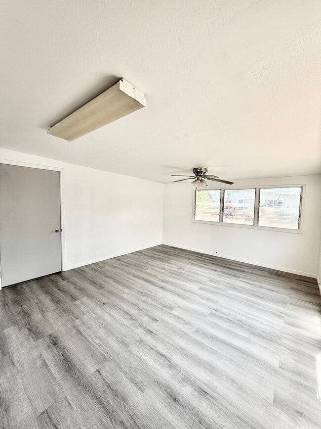 Building Photo - 3br/1ba/2pkg House with enclosed yard in E...