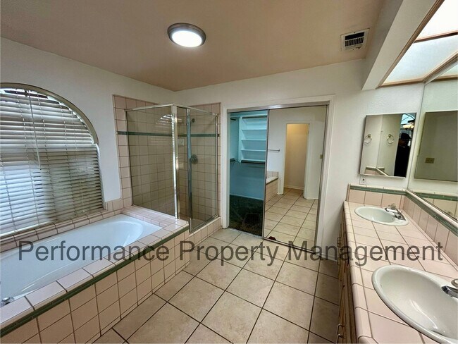 Building Photo - Stunning 4 Bed/3 Bath Home in The Oaks!