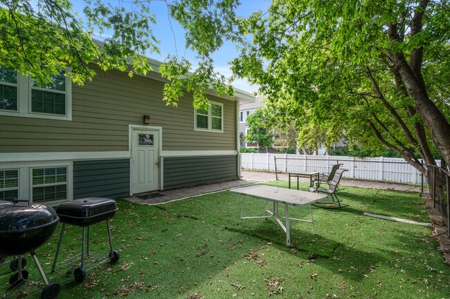 Building Photo - Spacious 1BR/1Bath apartment available Now!
