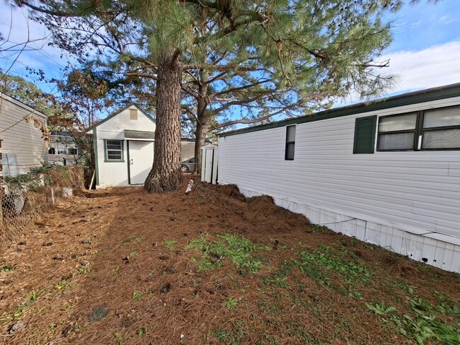 Building Photo - 1925 Bacons Bridge Rd