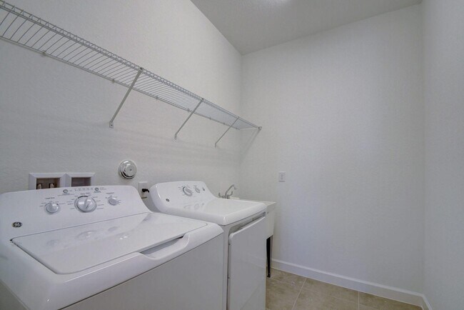 Building Photo - 1000 Sterling Pine Pl