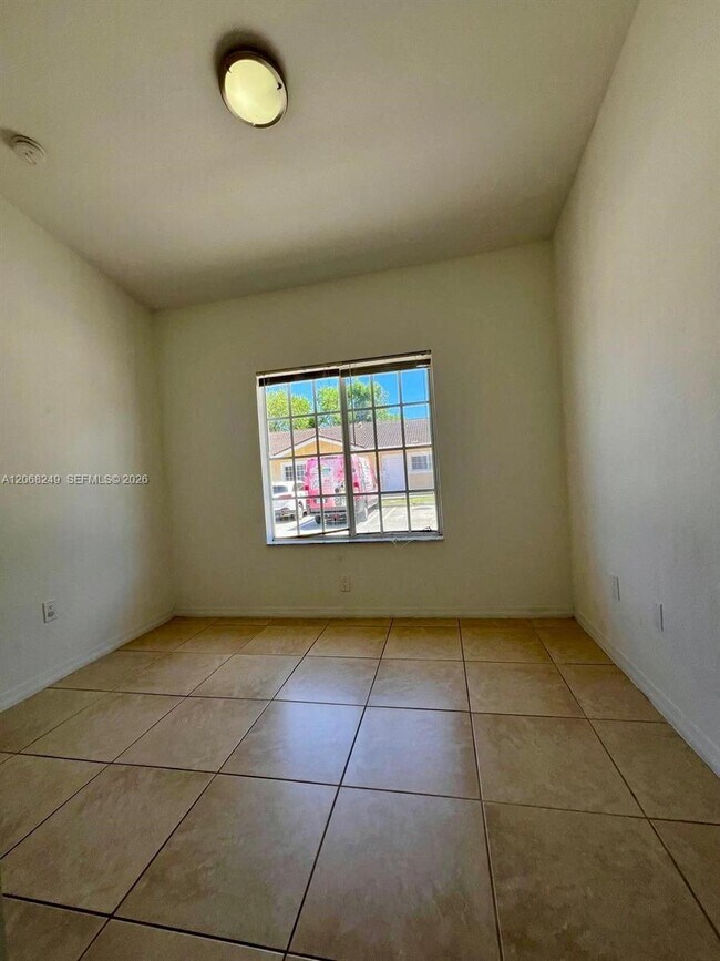 Building Photo - 3824 SW 48th Ave