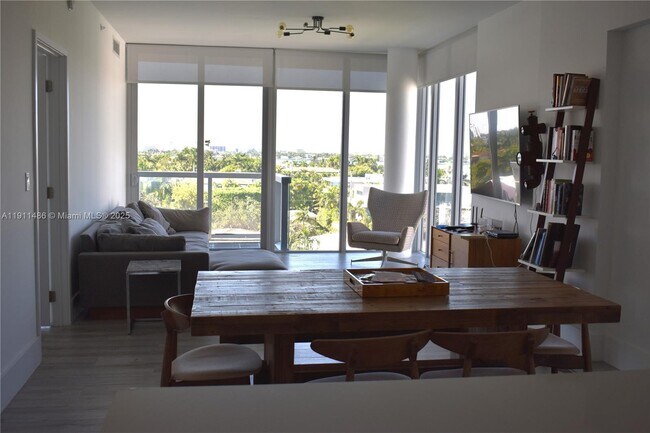 Building Photo - 9940 W Bay Harbor Dr