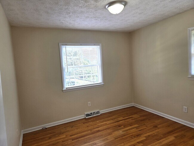 Building Photo - House in Gainesway With Huge Yard      250731