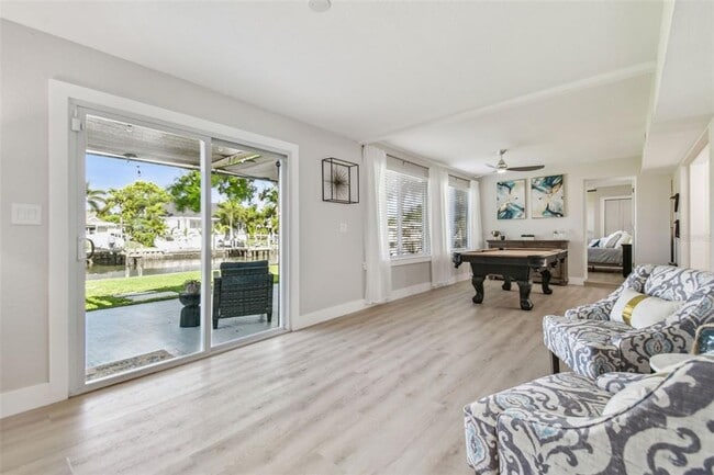 Building Photo - 3922 Fontainebleau Dr