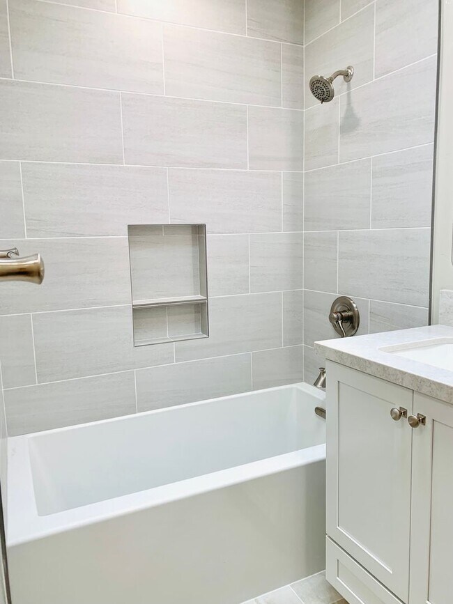 Building Photo - STUNNING 5BD/3BA RESIDENCE IN SERRA MESA! ...