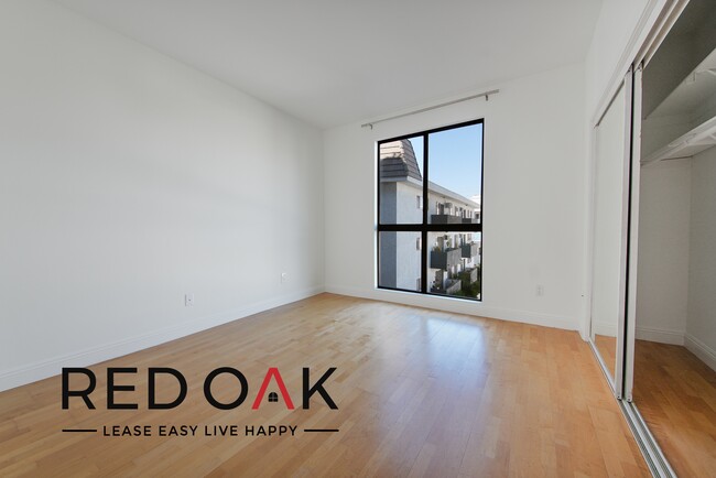 Building Photo - Beautiful One Bedroom Featuring a Lovely F...