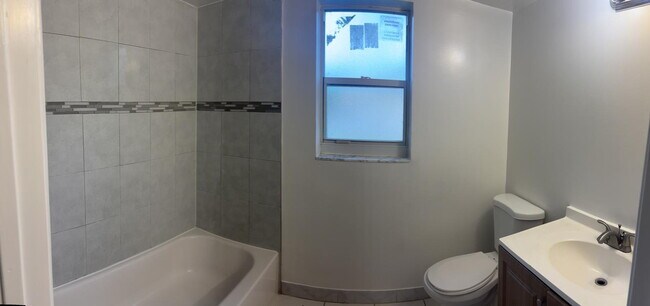 Building Photo - Charming 3 Bedroom 2 Bath
