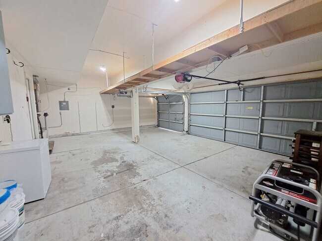 Building Photo - Expansive Oasis with a Guest House, Pool, ...