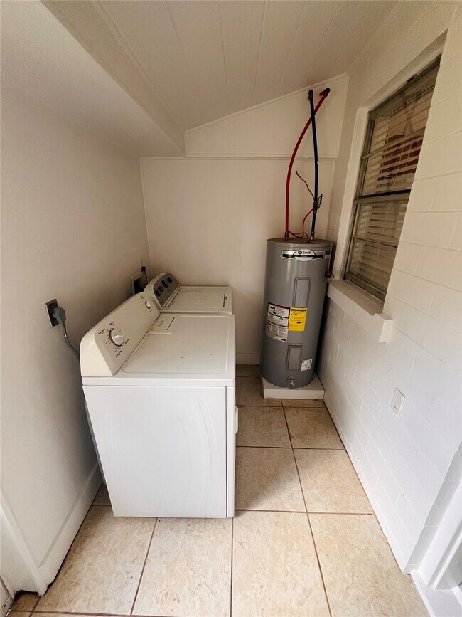 Building Photo - 1553 Dover St