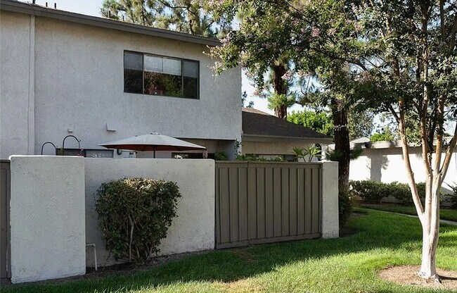 Building Photo - 3 Bedroom Townhome: Prime Location with Pool, Clubhouse and More!