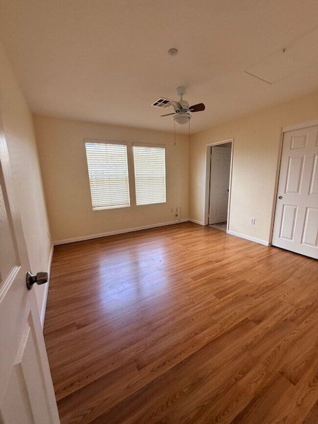 Building Photo - Eastlake Vistas condo available now