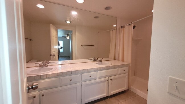 Building Photo - 2 bed 2 bath centrally located in Rancho B...