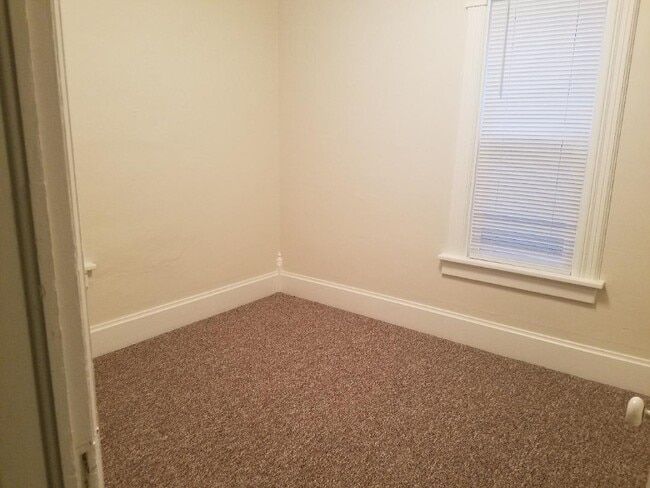 Building Photo - 522 W Maple Ave