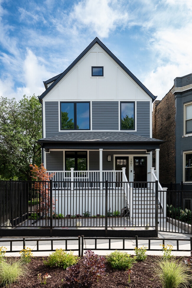 Building Photo - 1901 W Berwyn Ave
