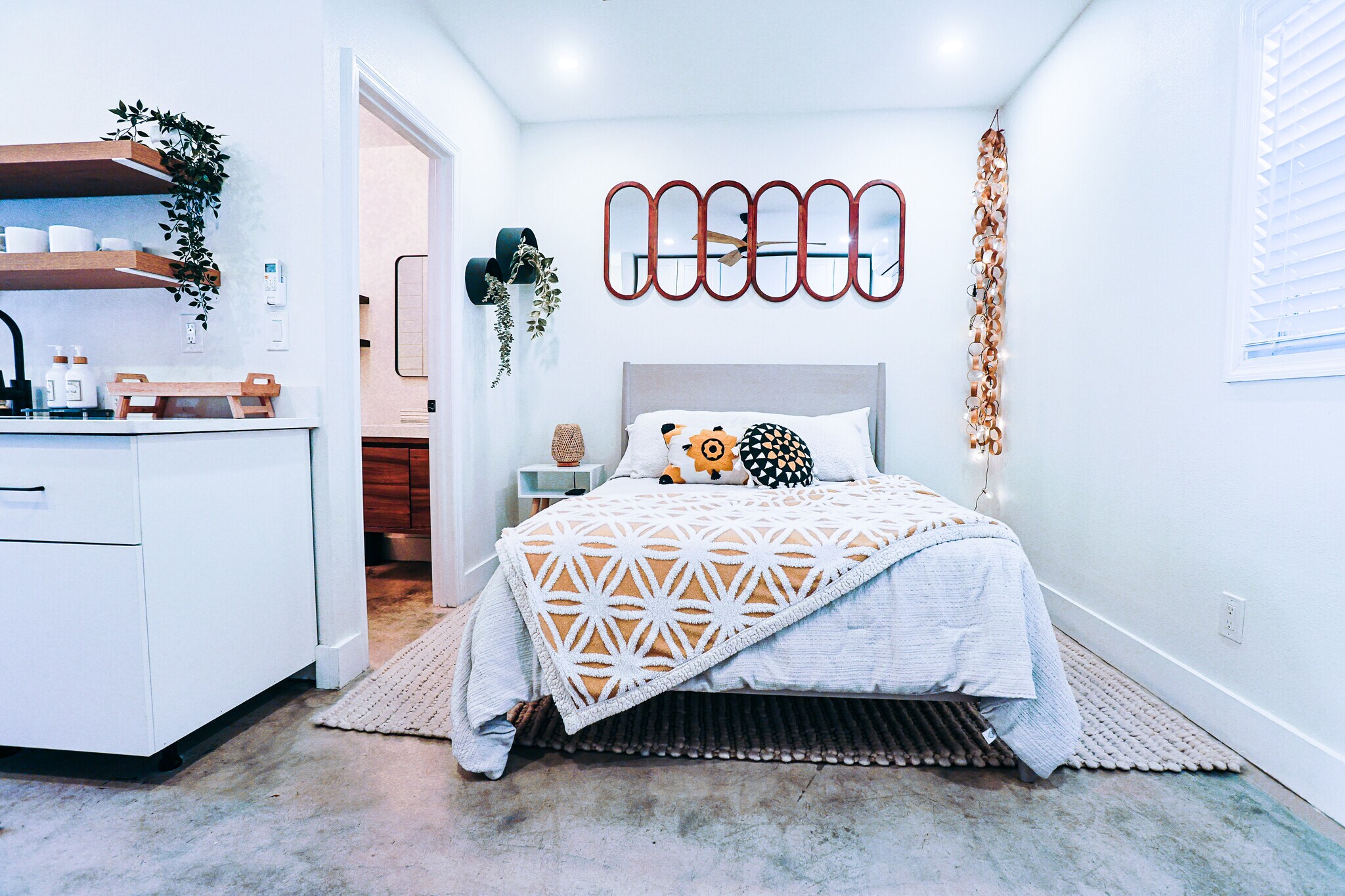 Building Photo - 6007 N Orange Blossom Ave