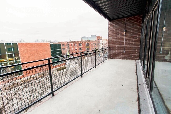 Building Photo - Newer Construction Prime Southport Corrido...