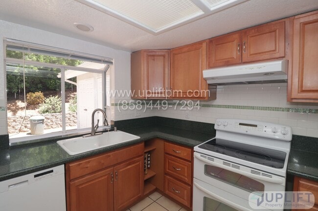 Building Photo - 3 Bedroom 2 Bathroom in Country Estates