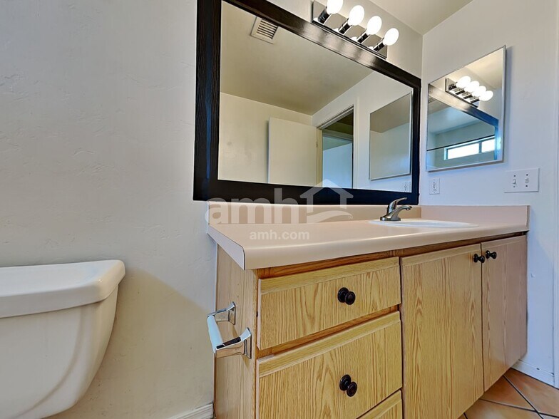 Building Photo - 501 W Placita Durango