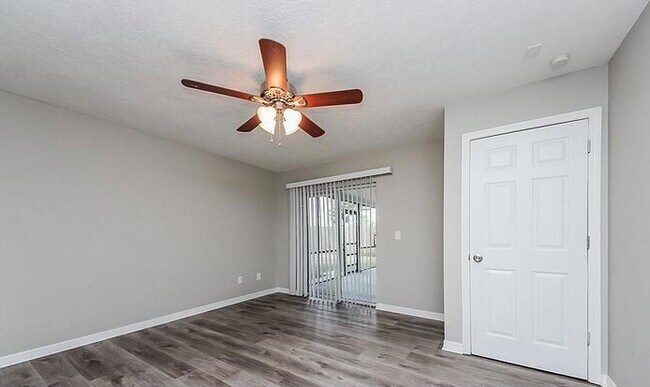 Master Bedroom - 4837 Jamaica Ln