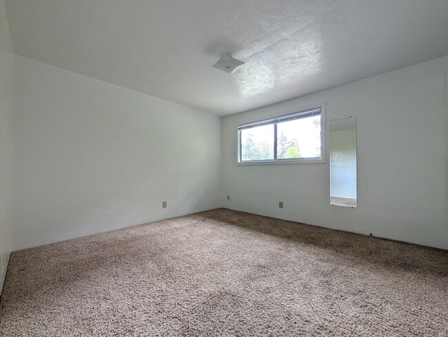Building Photo - Great 2-Bedroom, 1.5 Bath Duplex in East Eugene!