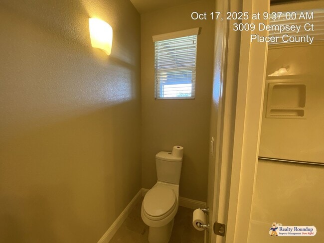 Building Photo - Pristinely Maintained Roseville Home with ...