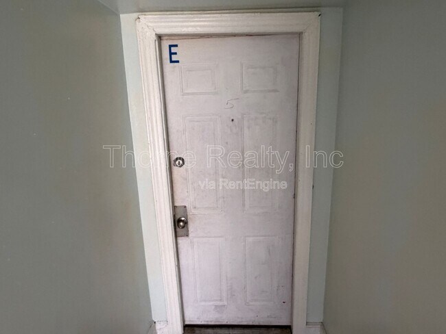 Building Photo - 814 Sunset Ave