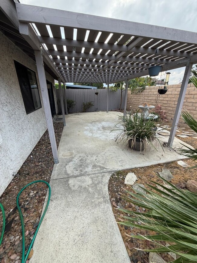 Building Photo - Single story 3 bed, 2 bath home with yard