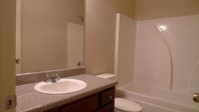 Building Photo - 3135 Englewood Dr